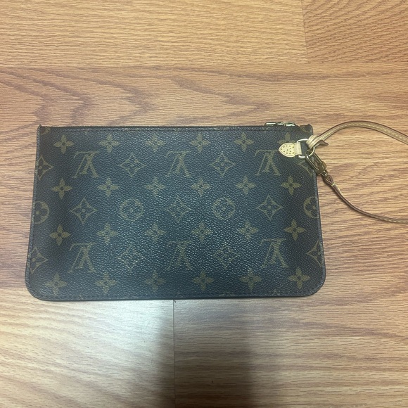 Louis Vuitton Neverfull Monogram Clutch
Large V AUTHENTICATED V Serial SD 4210 - Picture 1 of 5
